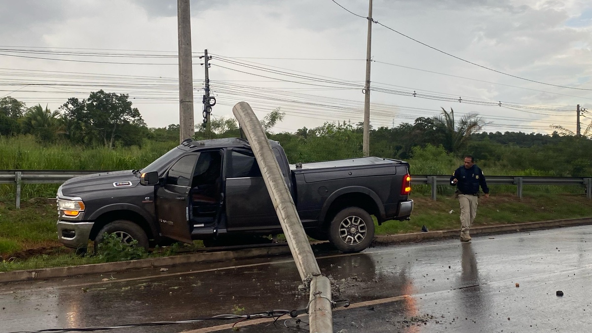 Caminhonete bate em poste na BR-343.