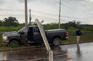 Caminhonete bate em poste na BR-343. (Foto: Narcílio Costa / Correio Piauiense)
