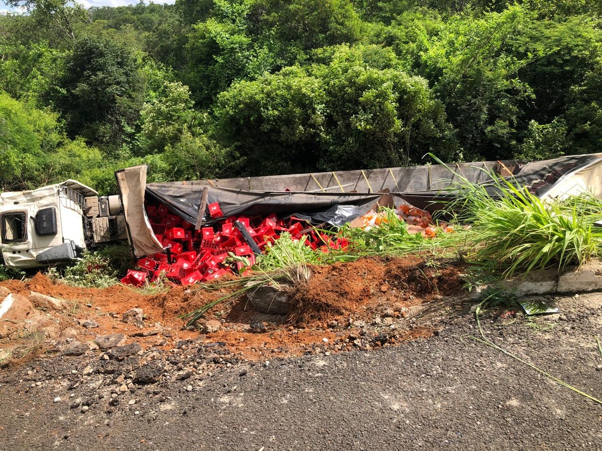 Carreta tomba e deixa motorista ferido em São João da Varjota.