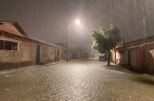 Chuva intensa alaga ruas e deixa bairros ilhados em Parnaíba. (Foto: Divulgação/ Defesa Civil do Piauí)
