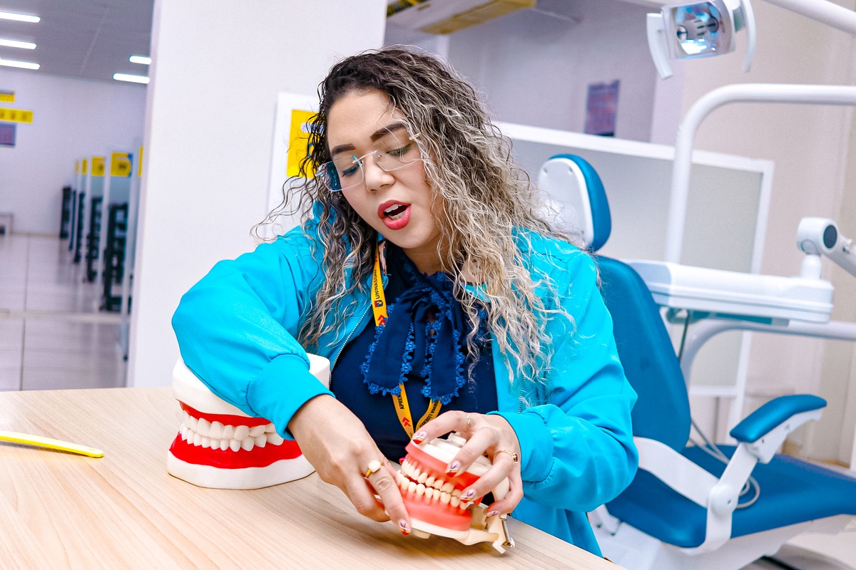 Cirurgiã-dentista, Alice Alencar.
