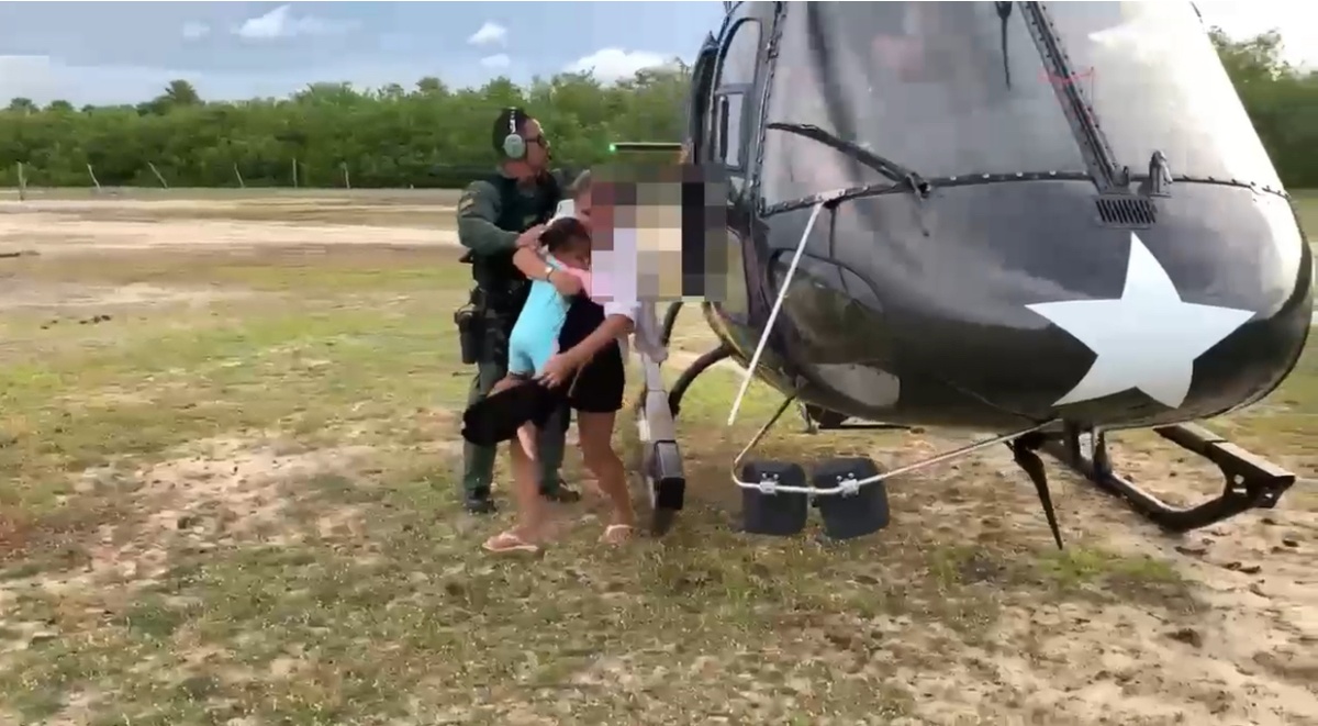 Família resgata após ficar ilhada em alto mar.