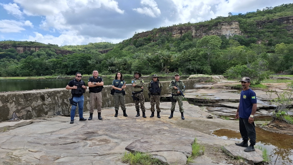 Fiscalização encontrou construção de bar e bloqueio do leito de um rio.