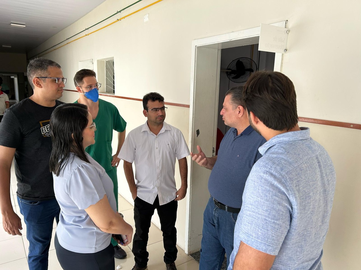 Gessivaldo Isaías conhece estrutura do Hospital Santa Cruz.