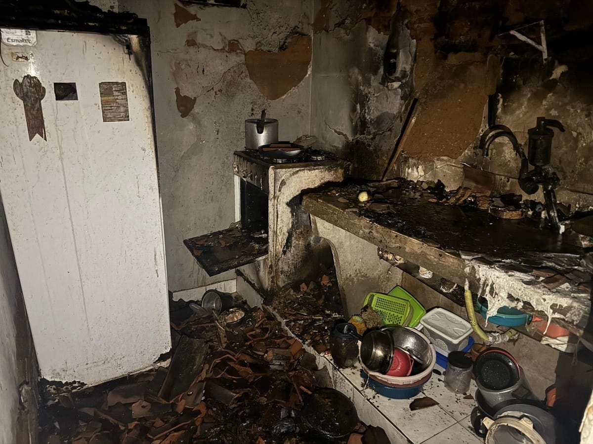 Incêndio causado por vazamento de gás destrói casa em Teresina.