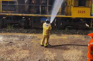 Incêndio destrói locomotiva em terminal de petróleo na zona Sudeste de Teresina. (Foto: Divulgação/ Corpo de Bombeiros)