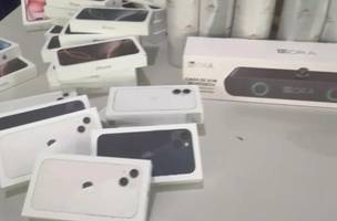 iPhones, vinhos e outros itens eletrônicos são aprendidos pela PRF em ônibus na cidade de Floriano. (Foto: Ascom/PRF)