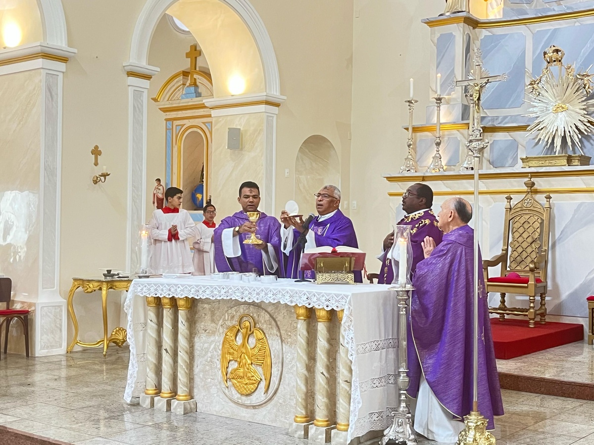Quarta-feira de Cinzas marca início da Quaresma com missa em Teresina.