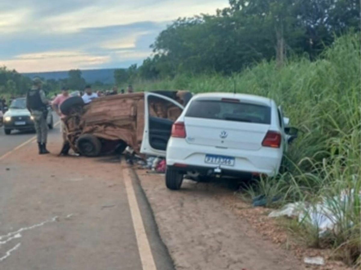 Recém-nascido e homem morrem em acidente entre dois carros no Piauí.