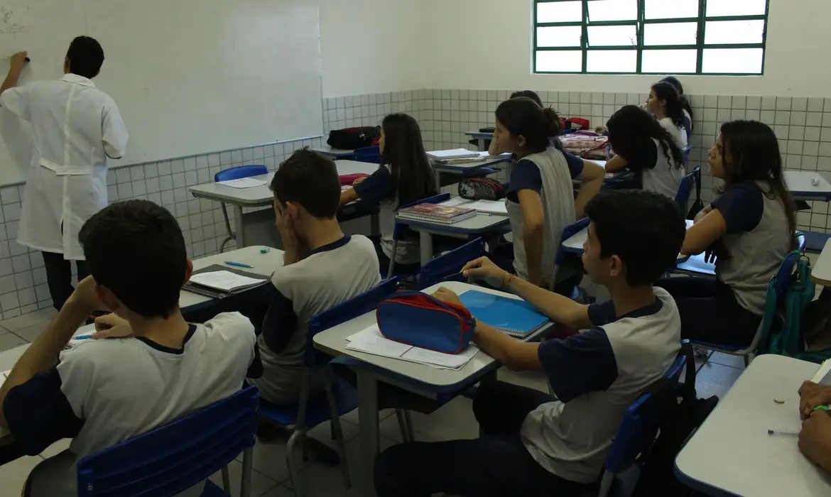 Alunos em sala de aula.