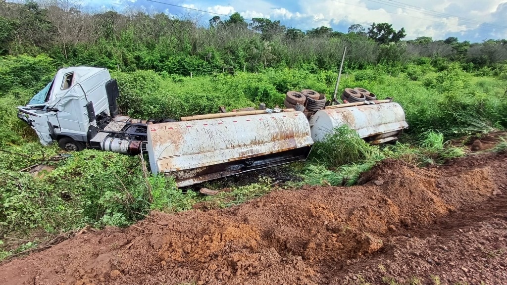 Caminhão tomba na BR-343 após ultrapassagem proibida de outro veículo.