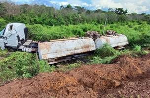 Caminhão tomba na BR-343 após ultrapassagem proibida de outro veículo. (Foto: Divulgação/ PRF-PI)