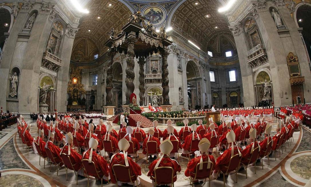 Cardeais participam da missa solene que antecedeu o início do conclave.