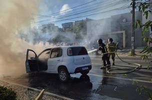 Carro pega fogo na Avenida Frei Serafim em Teresina. (Foto: Divulgação/ SSP-PI)