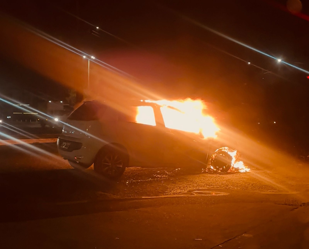 Carro pega fogo no Bairro Dirceu zona sudeste de Teresina