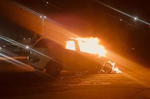 Carro pega fogo no Bairro Dirceu zona sudeste de Teresina (Foto: Luis Fernando Amaranes/ Correio Piauiense)
