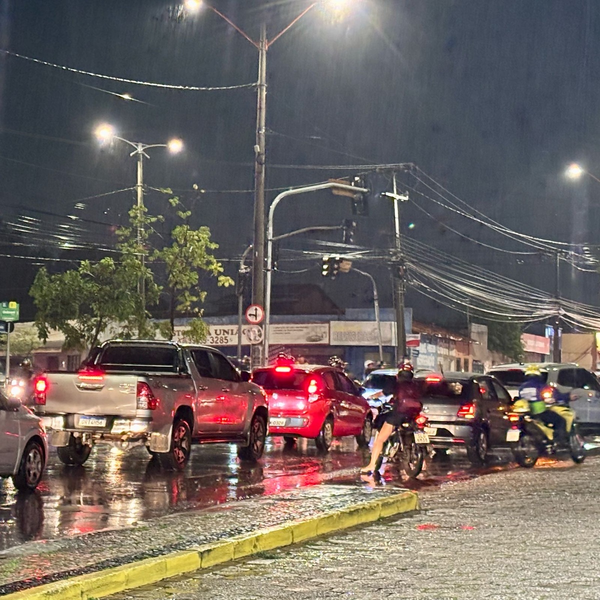 Cruzamento das Avenidas Petrônio Portella e Duque de Caxias.
