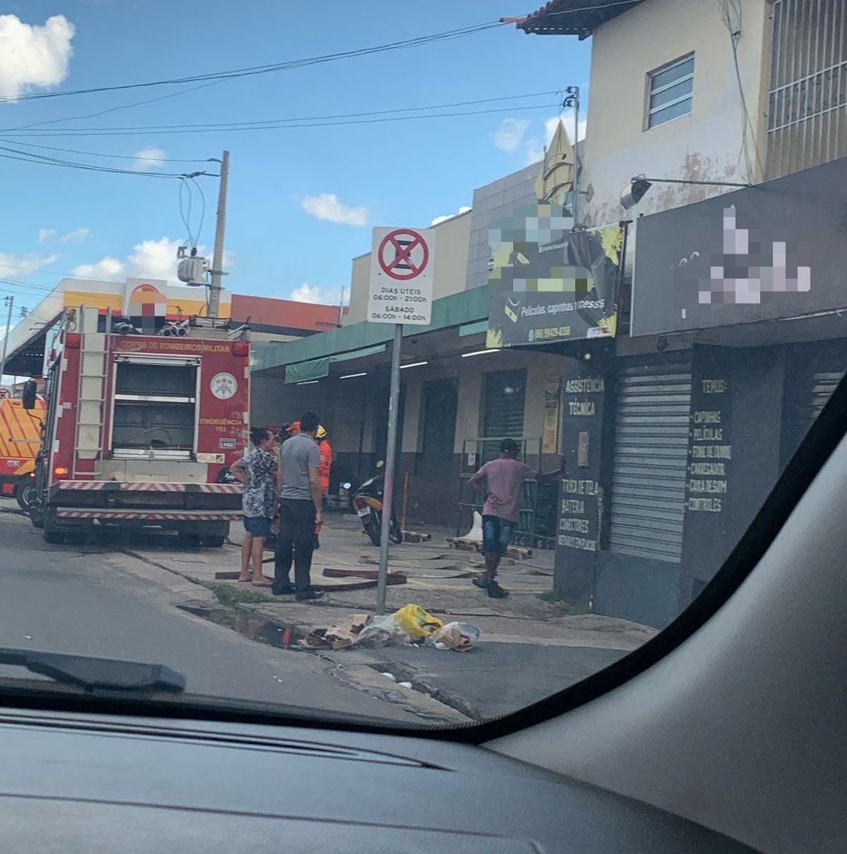 Fogo atinge frigideira e provoca incêndio em supermercado de Teresina.
