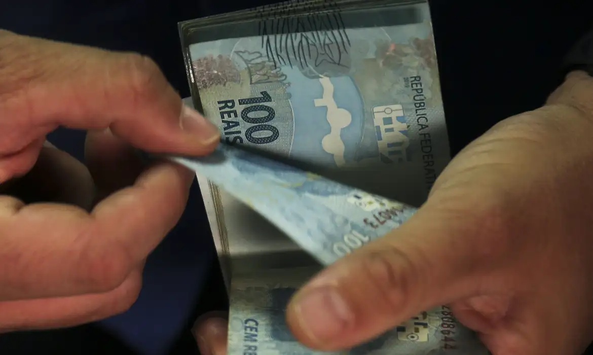 Governo federal estima salário mínimo de R$ 1.630 para 2026.