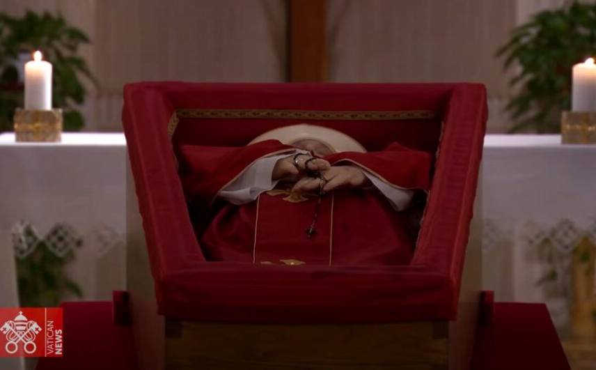 Imagens registram o rito de declaração de morte, realizado na Casa de Santa Marta.