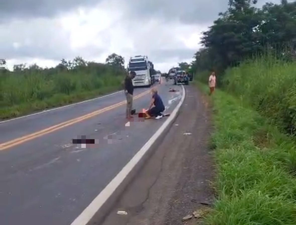 Jovem morre e outro fica ferido após colisão entre moto e caminhão na BR-316.