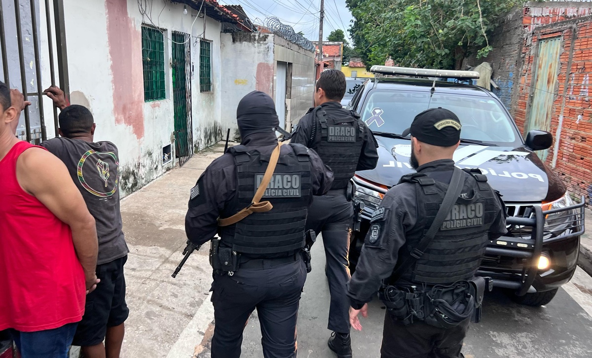 Mãe e filho são presos em operação contra facções na zona Norte de Teresina.