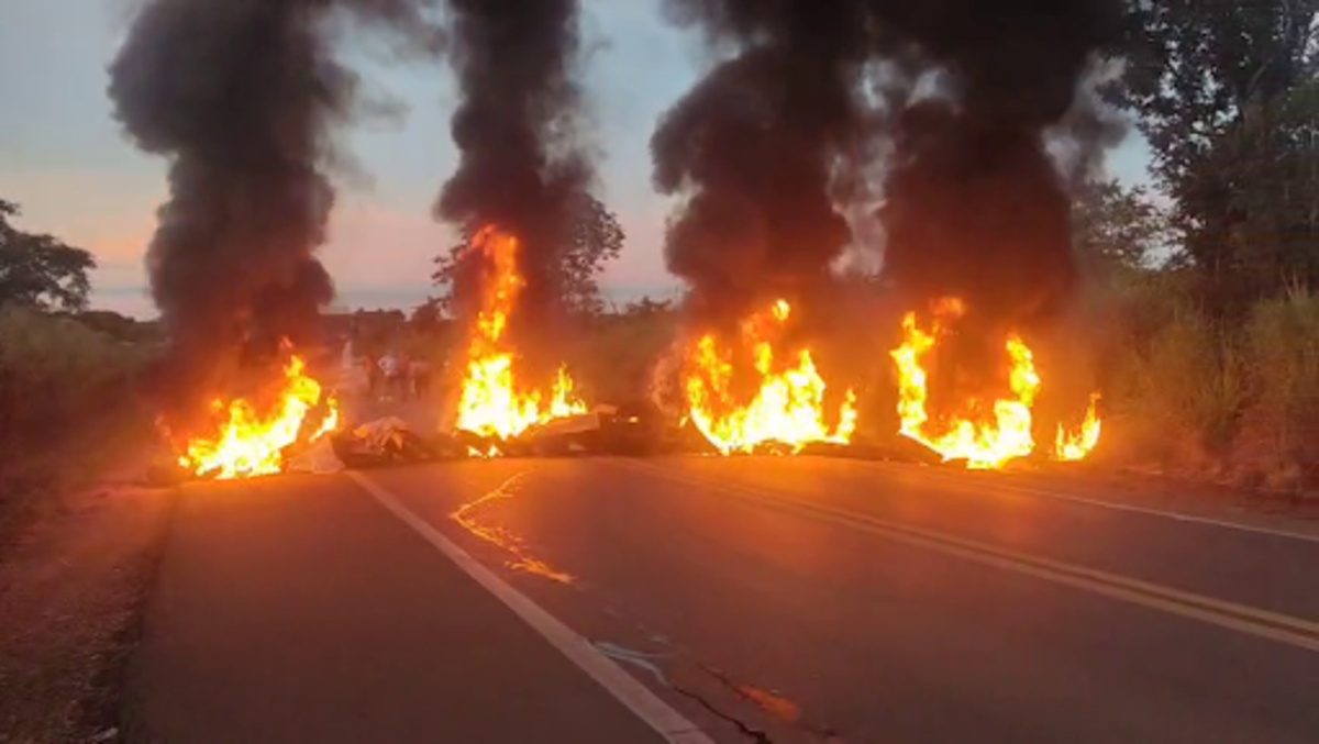 Manifestação por falta d’água bloqueia BR-135 no Sul do Piauí.