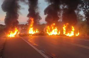 Manifestação por falta d’água bloqueia BR-135 no Sul do Piauí. (Foto: Reprodução/ Divulgação)