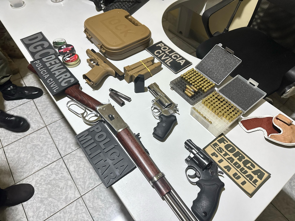 Materiais apreendidos durante a ação policial.