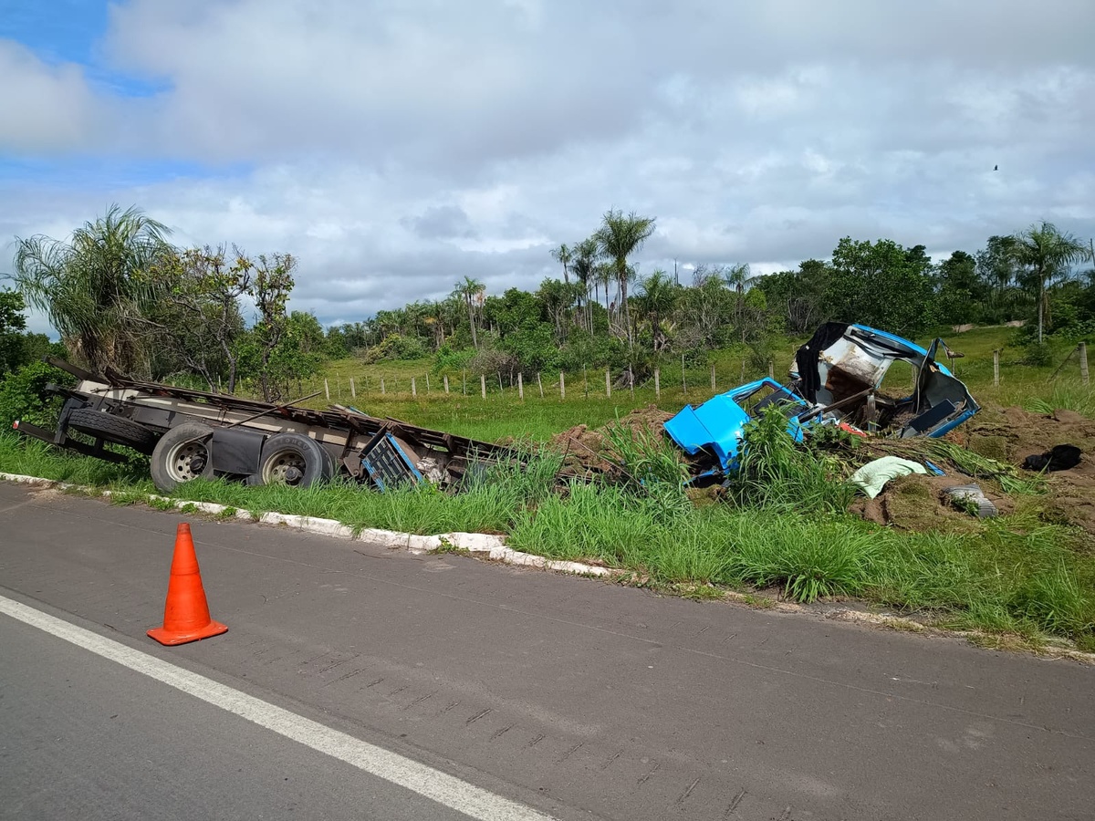 Motorista morre após caminhão tombar na BR-343.