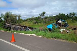 Motorista morre após caminhão tombar na BR-343. (Foto: Divulgação)