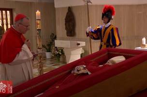 Nas fotos, o papa aparece deitado em um caixão simples de madeira. (Foto: Divulgação/ Vatican News)