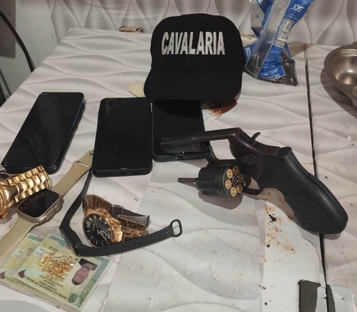 Operação prende cinco pessoas e apreende armas em Teresina.
