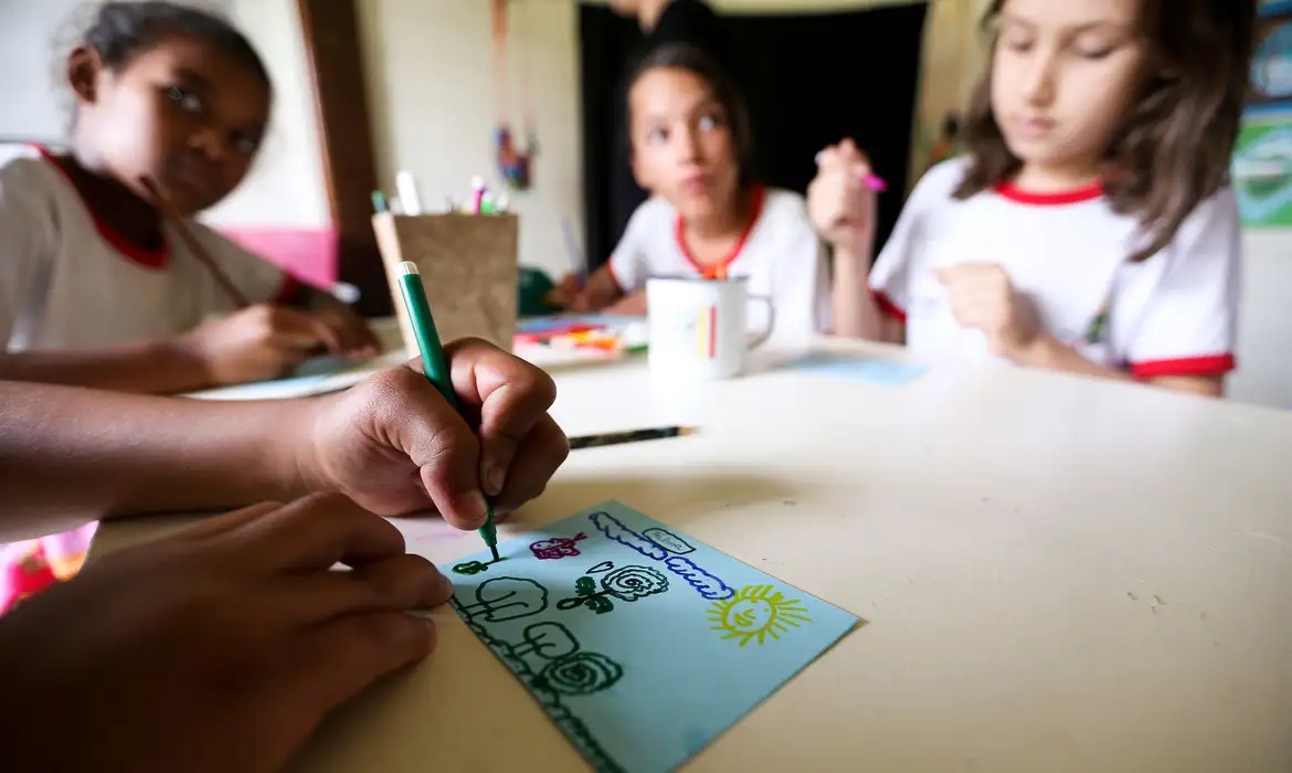 Projeto propõe reconhecer TDAH como deficiência por lei.