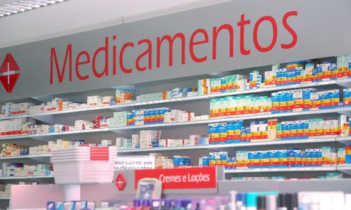 Resolução que liberava prescrição por farmacêuticos é suspensa.