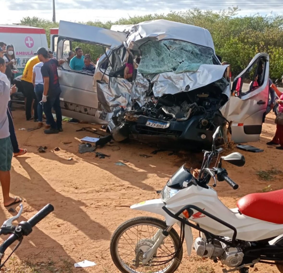 Seis mulheres morrem em colisão entre van e caminhão no Sul do Piauí.