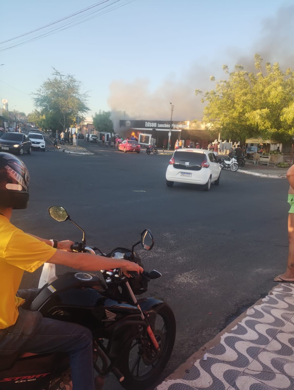 Incêndio atinge restaurante.