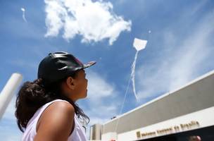 Soltar pipas perto da rede elétrica aumenta riscos de acidentes. (Foto: Reprodução/ Agência Brasil)