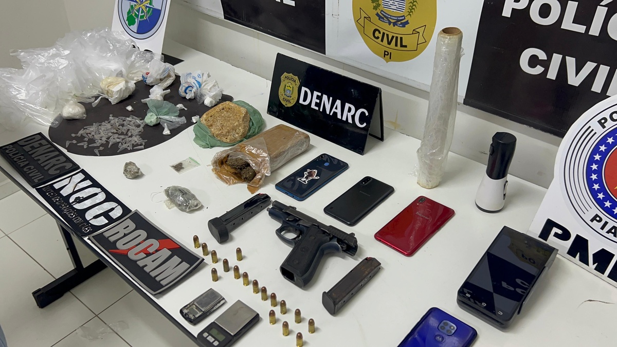 Materiais apreendidos durante a ação policial.