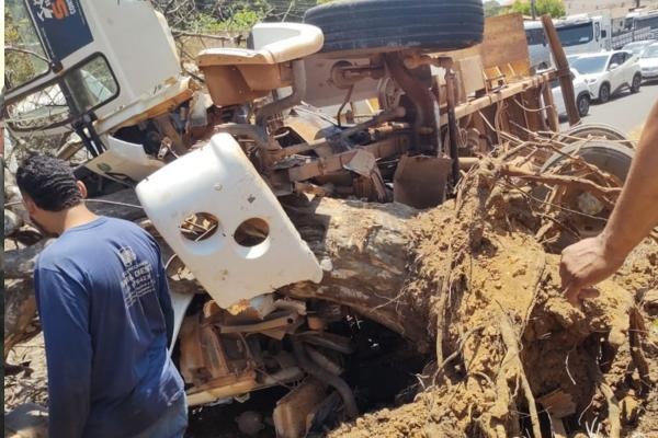Motorista fica preso a ferragens após caminhão tombar na BR- 316.