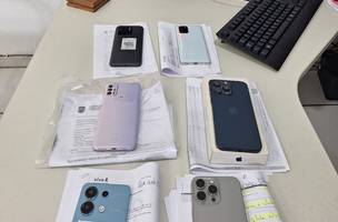 Os celulares localizados estão sendo devolvidos aos seus proprietários. (Foto: Polícia Civil)
