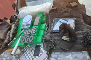 Tabletes de droga, balança de precisão e coletes à prova de bala. (Foto: Polícia Militar)