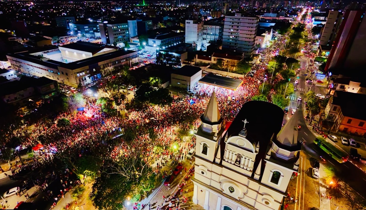 Com bandeiras e cartazes, manifestantes fazem ato em apoio a Lula em Teresina.