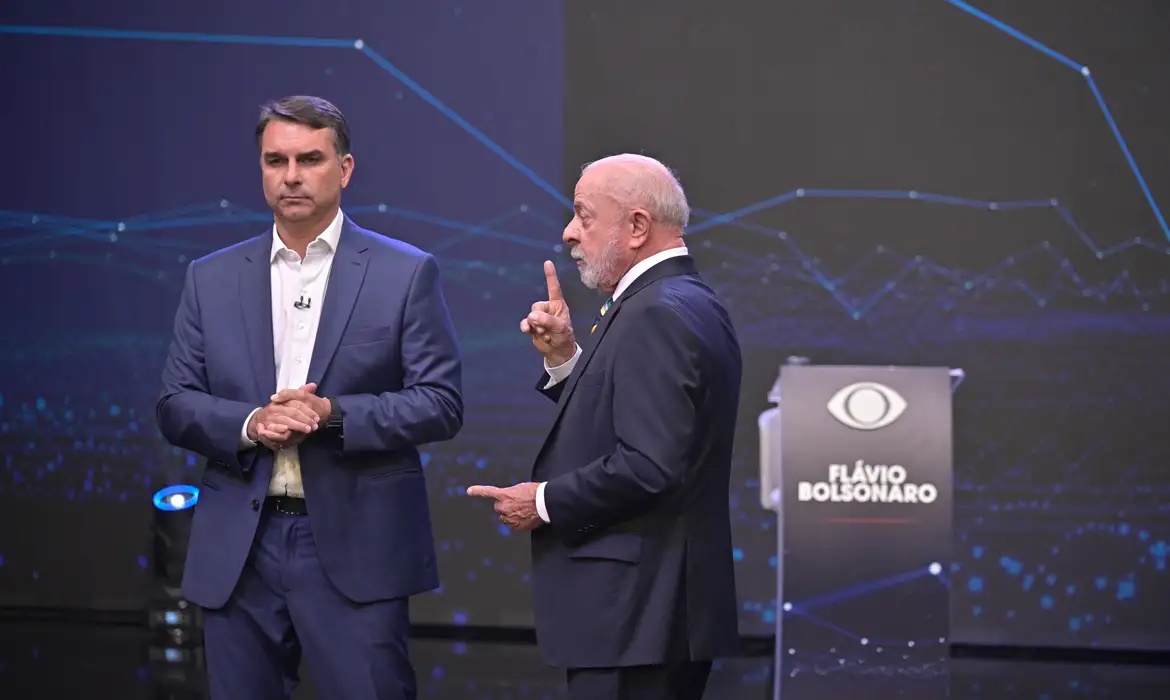 Flávio Bolsonaro tem 45% e Lula, 44%, em eventual 2º turno.