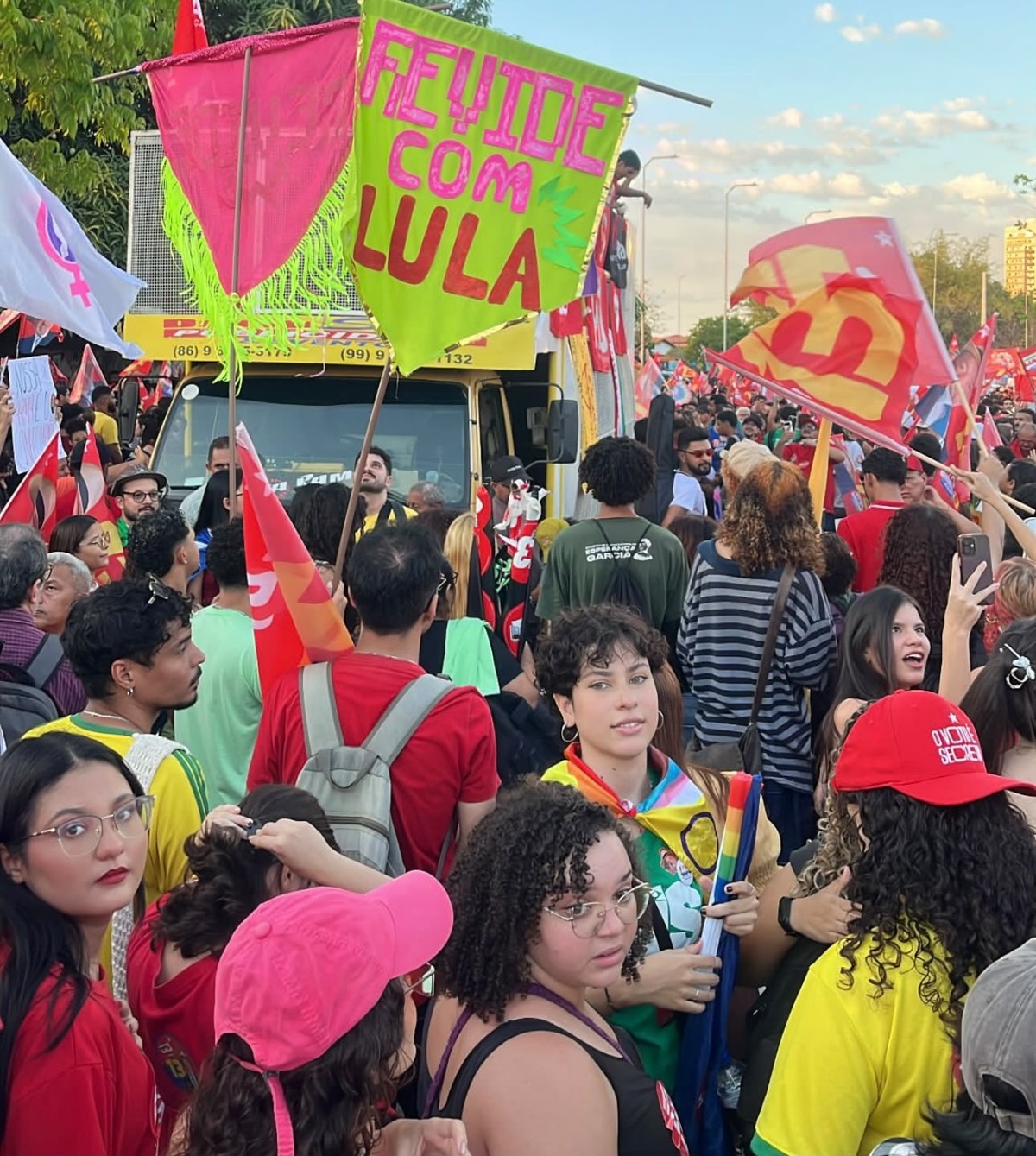 Manifestantes fazem ato em apoio a Lula