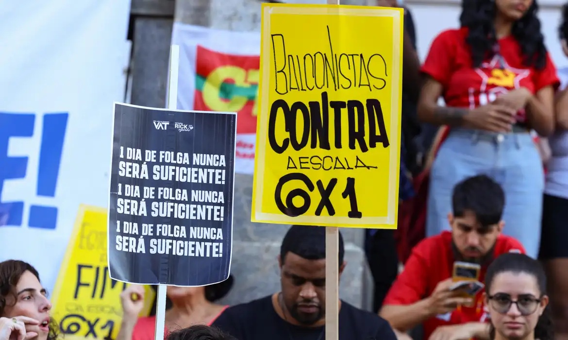 Senado aprova fim da escala 6x1 e redução da jornada para 40 horas semanais.