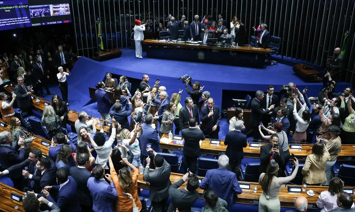 Senadores do Piauí votam a favor do fim da escala 6x1.