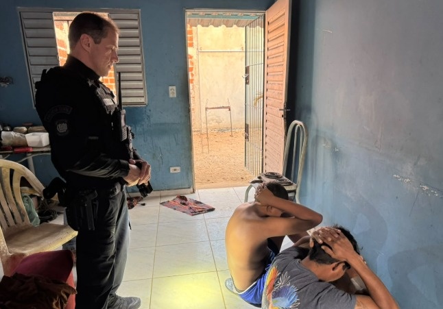 Suspeitos de envolvimento com o tráfico de drogas e uma organização criminosa.