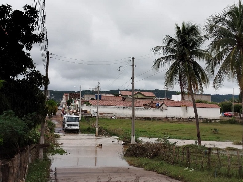 Chuvas deixam 28 famílias desabrigadas na cidade.