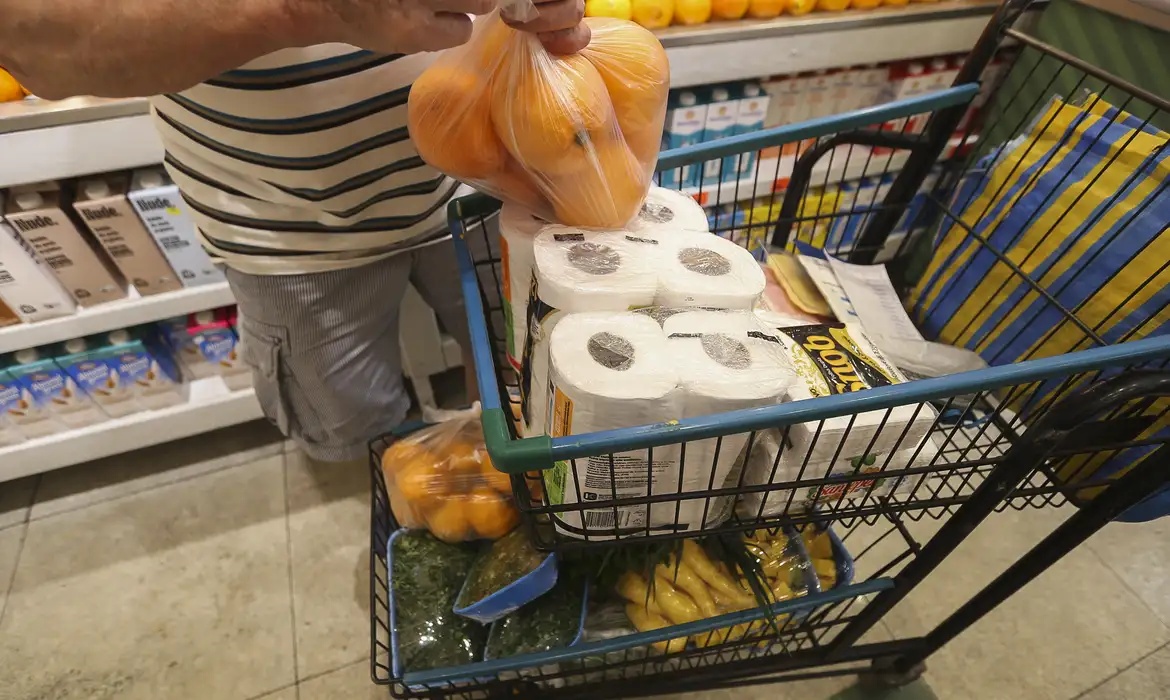 Alta de alimentos pressiona custo da cesta básica e impacta consumidores em Teresina.